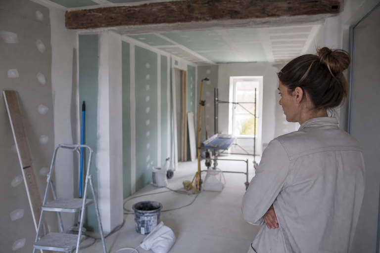 Femme observant pièce en cours de rénovation
