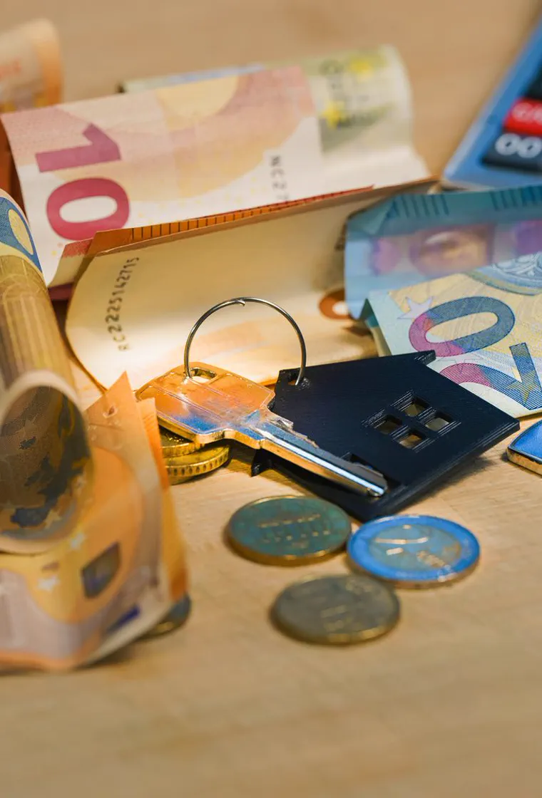 Billets en euros posés près de clés de maison