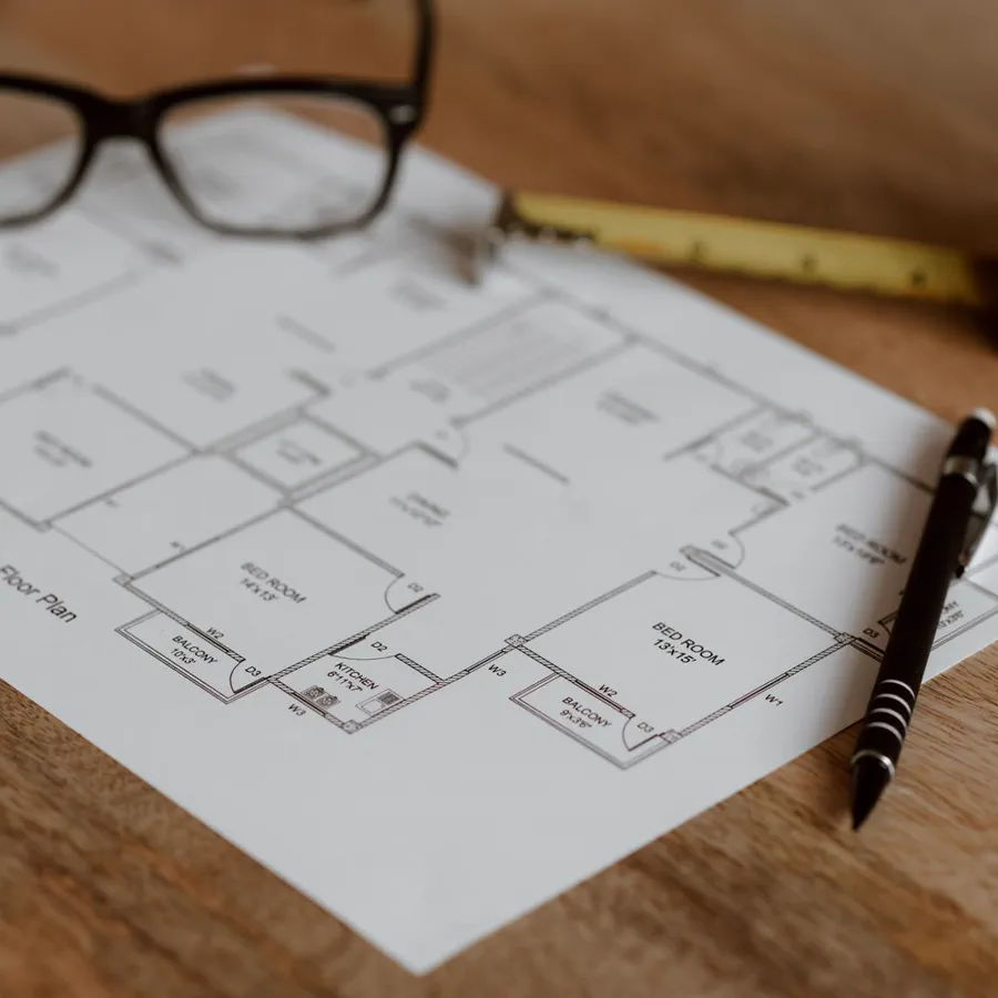 Plan de logement et documents techniques sur un bureau